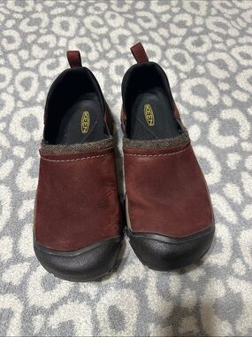 Keen Burgundy and Black Kaci II Slip-On Clogs